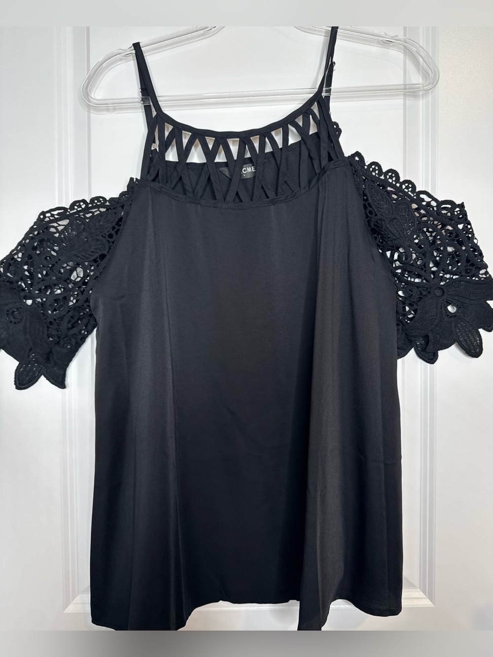 chicme Black cold shoulder crochet lace with Subtle V-Neck Detail blouse sz Lg